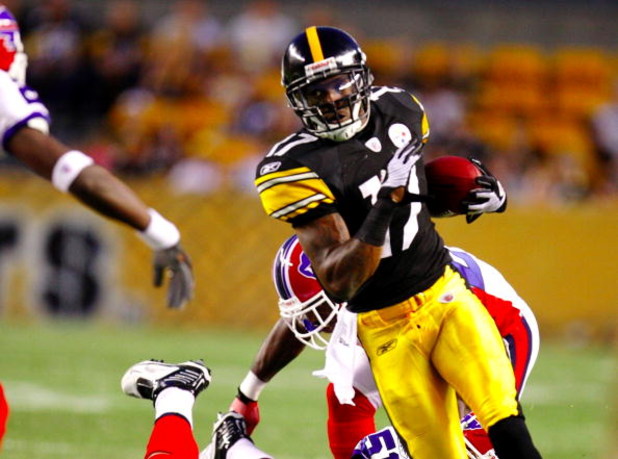 PITTSBURGH - AUGUST 29:  Wide Reciever Mike Wallace #17 of the Pittsburgh Steelers carries the ball downfield in the first quarter during the game against the Buffalo Bills at Heinz Field on August 29, 2009 in Pittsburgh, Pennsylvania. (Photo by Gregory S