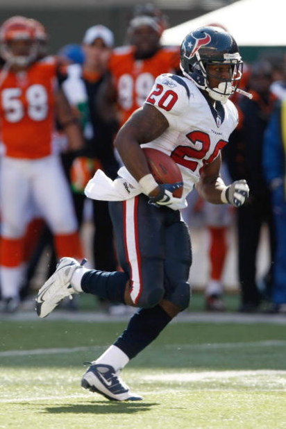 CINCINNATI, OH - OCTOBER 18: Running back Steve Slaton #20 of the Houston Texans runs with the football against the Cincinnati Bengals at Paul Brown Stadium on October 18, 2009 in Cincinnati, Ohio. The Texans defeated the Bengals 28-17. (Photo by Scott Bo