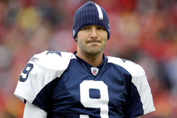KANSAS CITY, MO - OCTOBER 11: Quarterback Tony Romo #9 of the Dallas Cowboys warms-up prior to the start of the game against the Kansas City Chiefs on October 11, 2009 at Arrowhead Stadium in Kansas City, Missouri. (Photo by Jamie Squire/Getty Images)