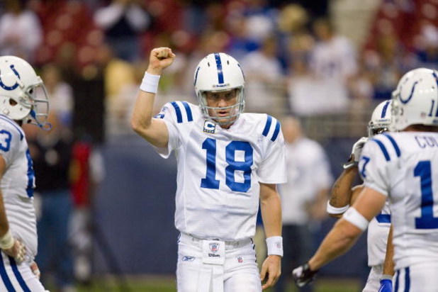 ST. LOUIS, MO - OCTOBER 25: Peyton Manning #18 of the Indianapolis Colts warms up prior to playing against the St. Louis Rams at the Edward Jones Dome on October 25, 2009 in St. Louis, Missouri. (Photo by Dilip Vishwanat/Getty Images)
