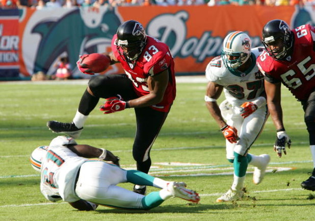 Falcons release TE Alge Crumpler 