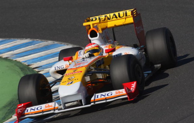 JEREZ DE LA FRONTERA, SPAIN - FEBRUARY 12: Fernando Alonso of Spain and team Renault in action during Formula 1 testing on February 12, 2009 in Jerez de la Frontera, Spain. (Photo by Mark Thompson/Getty Images)