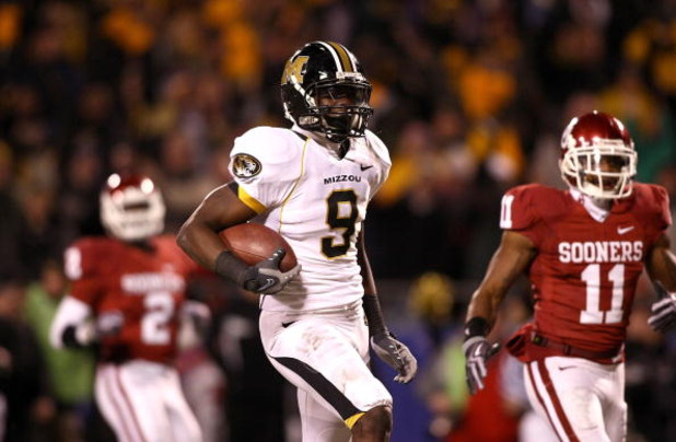 KANSAS CITY, MO - DECEMBER 06:  Jeremy Maclin #9 of the Missouri Tigers runs for a touchdown against the Oklahoma Sooners at Arrowhead Stadium on December 6, 2008 in Kansas City, Missouri.  (Photo by Jonathan Ferrey/Getty Images)