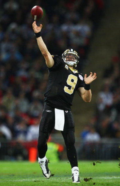 LONDON - OCTOBER 26:  Drew Brees of the New Orleans Saints throws long during the Bridgestone International Series NFL match between San Diego Chargers and New Orleans Saints at Wembley Stadium on October 26, 2008 in London, England.  (Photo by Laurence G