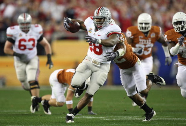 GLENDALE, AZ - JANUARY 05:  Runningback Chris Wells #28 of the Ohio State Buckeyes rushes the ball against the Texas Longhorns during the Tostitos Fiesta Bowl Game on January 5, 2009 at University of Phoenix Stadium in Glendale, Arizona.  (Photo by Jed Ja