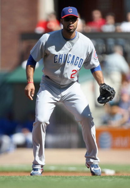 SAN FRANCISCO - JULY 3:  Derrek Lee #25 of the Chicago Cubs gets ready at first base against of the San Francisco Giants during a Major League Baseball game on July 3, 2008 at AT&T Park in San Francisco, California.  (Photo by: Jed Jacobsohn/Getty Images)
