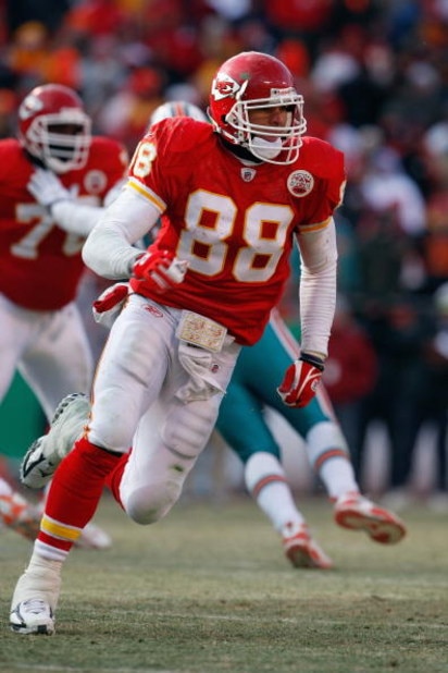 KANSAS CITY, MO - DECEMBER 21: Tony Gonzalez #88 of the Kansas City Chiefs runs downfield during the game against the Miami Dolphins on December 21, 2008 at Arrowhead Stadium in Kansas City, Missouri. (Photo by Jamie Squire/Getty Images)