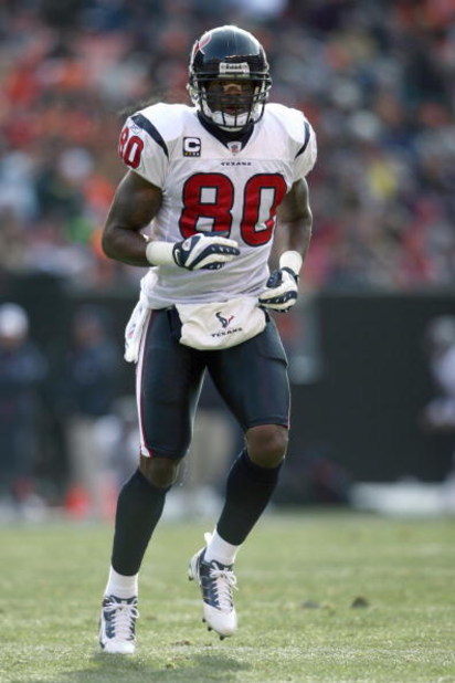 CLEVELAND - NOVEMBER 23: Andre Johnson #80 of the Houston Texans jogs on the field during the NFL game against the Cleveland Browns at Cleveland Browns Stadium on November 23, 2008 in Cleveland, Ohio. (Photo by Andy Lyons/Getty Images)