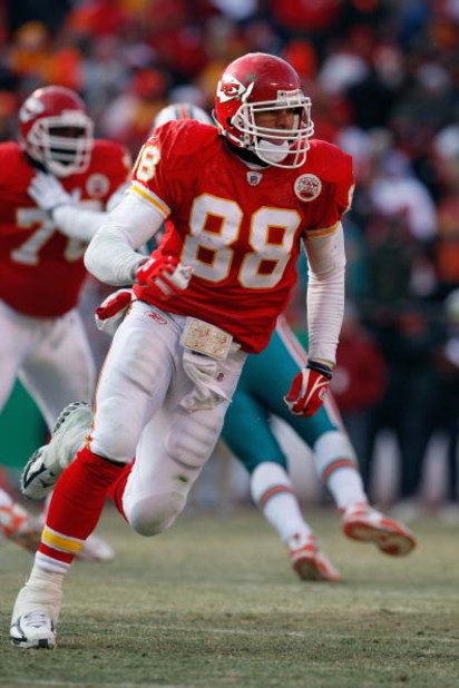 KANSAS CITY, MO - DECEMBER 21:  Tony Gonzalez #88 of the Kansas City Chiefs runs downfield during the game against the Miami Dolphins on December 21, 2008 at Arrowhead Stadium in Kansas City, Missouri. (Photo by Jamie Squire/Getty Images)