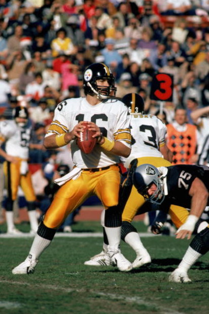 OAKLAND, CA ?? 1984:  Quarterback Mark Malone #16 of the Pittsburgh Steelers finds a receiver during a 1984 NFL game against the Oakland Raiders at the Oakland Coliseum in Oakland, California.  (Photo by Tony Duffy/Getty Images)