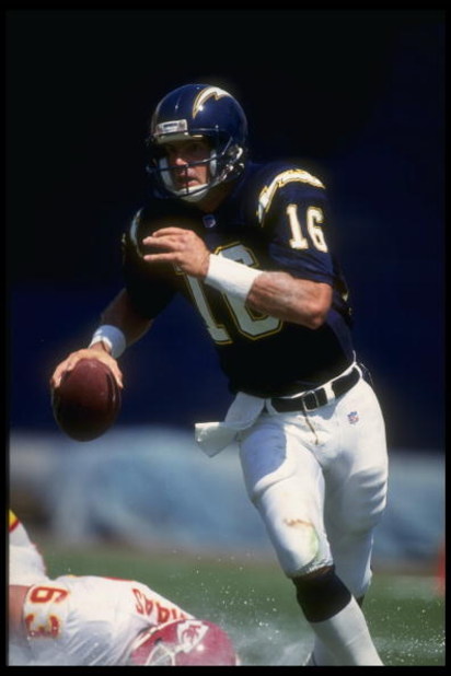 6 Sep 1992:  Quarterback Bob Gagliano of the San Diego Chargers looks to pass the ball during a game against the Kansas City Chiefs at Jack Murphy Stadium in San Diego, California.  The Chiefs won the game, 24-10. Mandatory Credit: Mike Powell  /Allsport