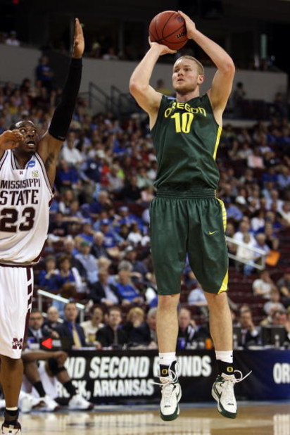 NORTH LITTLE ROCK, AR - MARCH 21:  Maarty Leunen #10 of the Oregon Ducks shoots the ball against the Mississippi State Bulldogs during the first round of the South Regional as part of the 2008 NCAA Men's Basketball Tournament at Alltel Arena on March 21, 