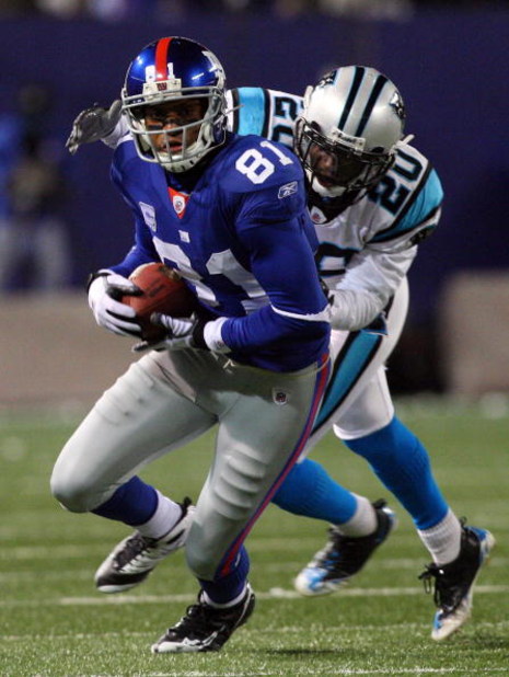 EAST RUTHERFORD, NJ - DECEMBER 21:  Amani Toomer #81 of the New York Giants runs the ball after a reception against Chris Gamble #20 of the Carolina Panthers on December 21, 2008 at Giants Stadium in East Rutherford, New Jersey.  (Photo by Jim McIsaac/Get