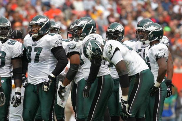 Jevon Kearse and Tent Cole during the game between the Philadelphia News  Photo - Getty Images