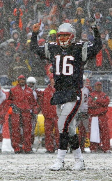 FOXBORO, MA - DECEMBER 21: Matt Cassell #16 of the New England Patriots reacts after a touchdown against the Arizona Cardinals at Gillette Stadium on December 21, 2008 in Foxboro, Massachusetts. (Photo by Jim Rogash/Getty Images)
