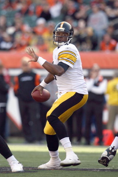CINCINNATI - OCTOBER 19:  Quarterback Byron Leftwich #4 of the Pittsburgh Steelers looks to pass the ball during the NFL game against the Cincinnati Bengals at Paul Brown Stadium on October 19, 2008 in Cincinnati, Ohio.  (Photo by Andy Lyons/Getty Images)