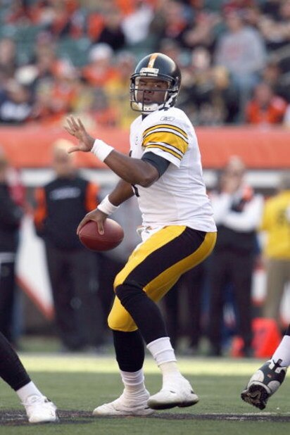 CINCINNATI - OCTOBER 19: Quarterback Byron Leftwich #4 of the Pittsburgh Steelers looks to pass the ball during the NFL game against the Cincinnati Bengals at Paul Brown Stadium on October 19, 2008 in Cincinnati, Ohio. (Photo by Andy Lyons/Getty Images)