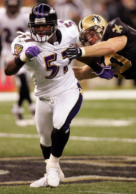 NEW ORLEANS - OCTOBER 29:  Linebacker Bart Scott #57 of the Baltimore Ravens runs past Mark Campbell #80 of the New Orleans Saints at the Louisiana Superdome on October 29, 2006 in New Orleans, Louisiana.  (Photo by Ronald Martinez/Getty Images)