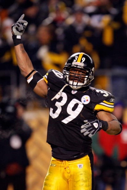 PITTSBURGH - JANUARY 11: Willie Parker #39 of the Pittsburgh Steelers celebrates after he scored a 16-yard rushing touchdown in the fourth quarter against the San Diego Chargers during their AFC Divisional Playoff Game on January 11, 2009 at Heinz Field