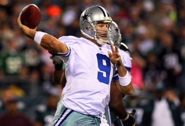PHILADELPHIA - DECEMBER 28: Tony Romo #9 of the Dallas Cowboys throws a pass against the Philadelphia Eagles on December 28, 2008 at Lincoln Financial Field in Philadelphia, Pennsylvania. (Photo by Jim McIsaac/Getty Images)
