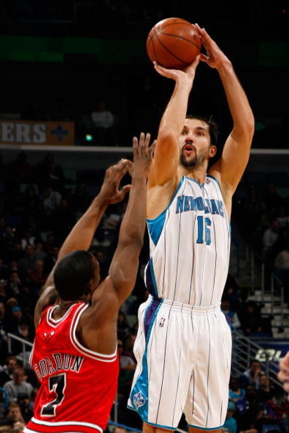 NEW ORLEANS - FEBRUARY 04:  Peja Stojakovic #16  of the New Orleans Hornets makes a shot over Ben Gordon #7 of the Chicago Bulls on February 4, 2009 in New Orleans, Louisiana.  The Bulls defeated the Hornets 107-93.  NOTE TO USER: User expressly acknowled