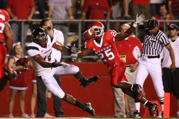 PISCATAWAY, NJ - OCTOBER 6:  Wide receiver Dominick Goodman #16 of the Cincinnati Bearcats makes a touchdown catch against cornerback Jason McCourty #25 during a game against the Rutgers Scarlet Knights at Rutgers Stadium October 6, 2007 in Piscataway, Ne