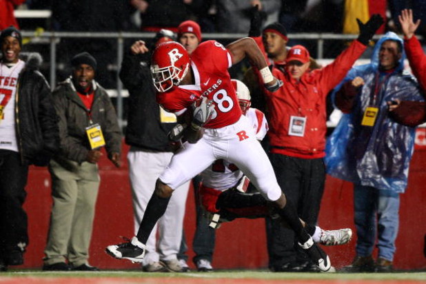 PISCATAWAY, NJ - DECEMBER 04:  Kenny Britt #88 of the Rutgers Scarlet Knights runs in the second touchdown during the second quarter against the Louisville Cardinals at Rutgers Stadium on December 4, 2008 in Piscataway, New Jersey.  (Photo by Jim McIsaac/