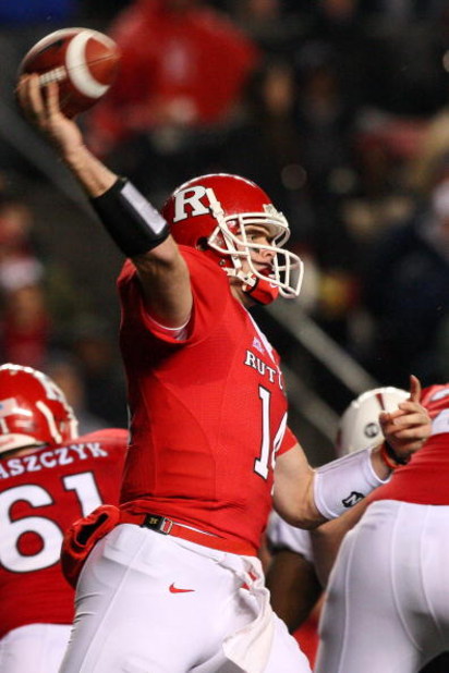 PISCATAWAY, NJ - DECEMBER 04:  Mike Teel #14 of the Rutgers Scarlet Knights throws a pass against the Louisville Cardinals at Rutgers Stadium on December 4, 2008 in Piscataway, New Jersey.  (Photo by Jim McIsaac/Getty Images)