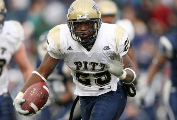 EAST HARTFORD, CT - DECEMBER 06:  LeSean McCoy #25 of the Pittsburgh Panthers carries the ball in the second half against the Connecticut Huskies on December 6, 2008 at Rentschler Field in East Hartford, Connecticut. The Panthers defeated the Huskies 34-1
