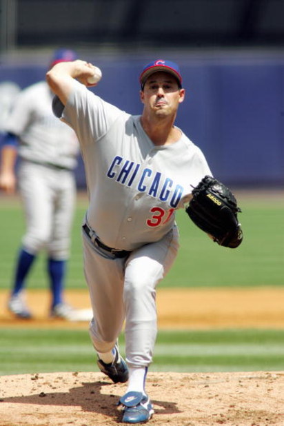 Chicago Cubs starting pitcher Greg Maddux pitches against the