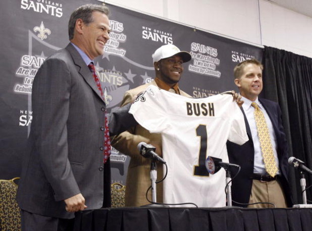 NEW ORLEANS - APRIL 29:  (L-R) General Manager Mickey Loomis, 2006 second overall NFL draft pick Reggie Bush, and head coach Sean Payton of the New Orleans Saints pose together during a press conference on April 29, 2006 in New Orleans, Louisiana.  (Photo