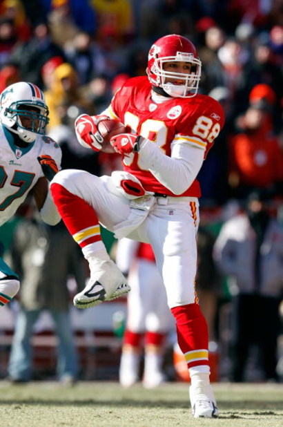 KANSAS CITY, MO - DECEMBER 21:  Tight end Tony Gonzalez #88 of Kansas City Chiefs makes a catch during the game against the Miami Dolphins on December 21, 2008 at Arrowhead Stadium in Kansas City, Missouri.  (Photo by Jamie Squire/Getty Images)