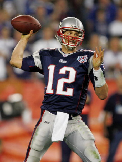 GLENDALE, AZ - FEBRUARY 03:  Tom Brady #12 of of the New England Patriots passes in the fourth quarter of Super Bowl XLII against the New York Giants on February 3, 2008 at the University of Phoenix Stadium in Glendale, Arizona.  (Photo by Streeter Lecka/