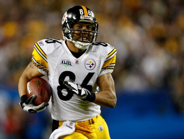 TAMPA, FL - FEBRUARY 01:  Wide receiver Hines Ward #86 of the Pittsburgh Steelers runs for yards after the catch on a 38-yard reception in the first quarter against the Arizona Cardinals during Super Bowl XLIII on February 1, 2009 at Raymond James Stadium