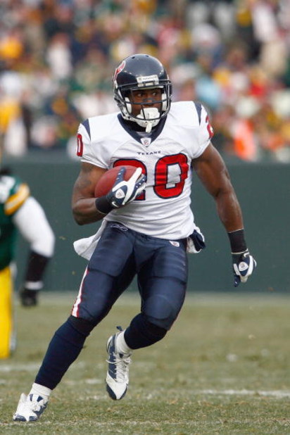 GREEN BAY - DECEMBER 7:  Steve Slaton #20 of the Houston Texans carries the ball during the game against the Green Bay Packers at Lambeau Field on December 7, 2008 in Green Bay, Wisconsin.  (Photo by: Jeff Gross/Getty Images)