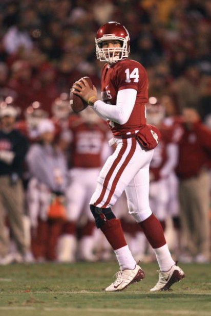 KANSAS CITY, MO - DECEMBER 06:  Quarterback Sam Bradford #14 of the Oklahoma Sooners looks to pass the ball during the game against the Missouri Tigers on December 6, 2008 at Arrowhead Stadium in Kansas City, Missouri. (Photo by Jamie Squire/Getty Images)