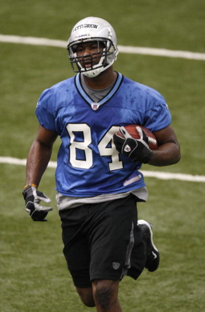 ALLEN PARK, MI - MAY 01:  Brandon Pettigrew #84 of the Detroit Lions runs after catching a pass during rookie orientation camp at the Detroit Lions Headquarters and Training Facility on May 1, 2009 in Allen Park, Michigan.  (Photo by Gregory Shamus/Getty 