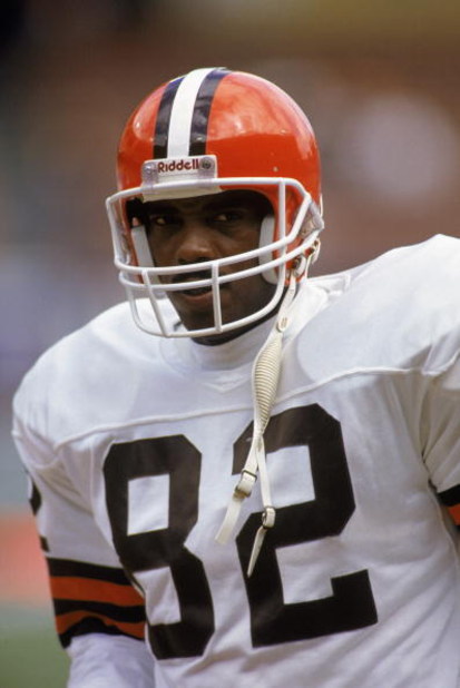 1990:  Tight end Ozzie Newsome #82 of the Cleveland Browns stands on the field during a 1990 NFL game against the New York Jets.  The Browns defeated the Jets 38-24. (Photo by Rick Stewart/Getty Images)