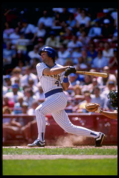 1989:  Third baseman Paul Molitor of the Milwaukee Brewers swings the bat. Mandatory Credit: Jonathan Daniel  /Allsport