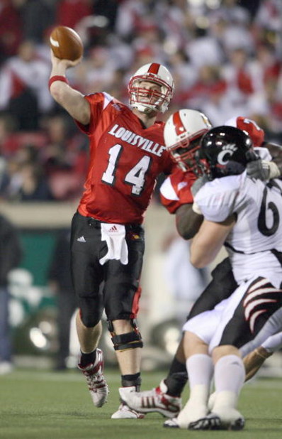 LOUISVILLE, KY - NOVEMBER 14:  Quarterback Hunter Cantwell #14 of the Louisville Cardinals passes the ball downfield during the Big East Conference game against the Cincinnati Bearcats on November 14, 2008 at  Papa John's Stadium in Louisville, Kentucky. 