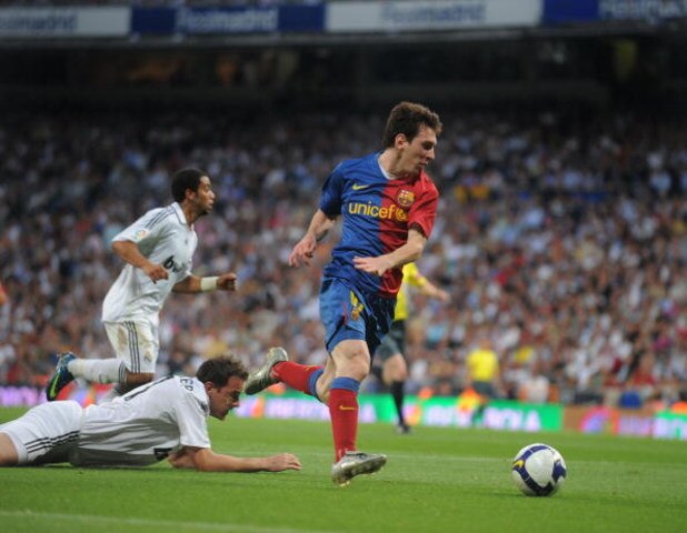 MADRID, SPAIN - MAY 02: Lionel Messi of Barcelona beats Cristoph Metzelder of Real Madrid during the La Liga match between Real Madrid and Barcelona at the Santiago Bernabeu stadium on May 2, 2009 in Madrid, Spain. (Photo by Denis Doyle/Getty Images)