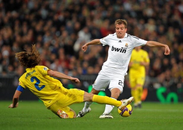 MADRID, SPAIN - JANUARY 04: Rafael Van Der Vaart (R) of Real Madrid is tackled by Gonzalo Rodriguez of Villarreal during the La Liga match between Real Madrid and Villarreal at the Santiago Bernabeu stadium on January 4, 2009 in Madrid, Spain. (Photo by