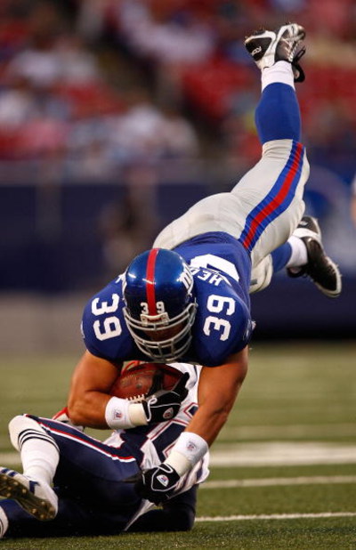 EAST RUTHERFORD, NJ - AUGUST 28:  Fullback Madison Hedgecock #39 of the New York Giants makes a catch during a preseason game against the New England Patriots on August 28, 2008 at Giants Stadium in East Rutherford, New Jersey.  (Photo by Mike Ehrmann/Get
