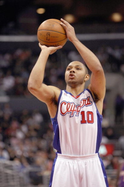 LOS ANGELES, CA - JANUARY 11:  Eric Gordon #10 of tthe Los Angeles Clippers takes a shot against the Phoenix Suns on January 11, 2009 at Staples Center in Los Angeles, California.  The Suns won 109-103.   NOTE TO USER: User expressly acknowledges and agre