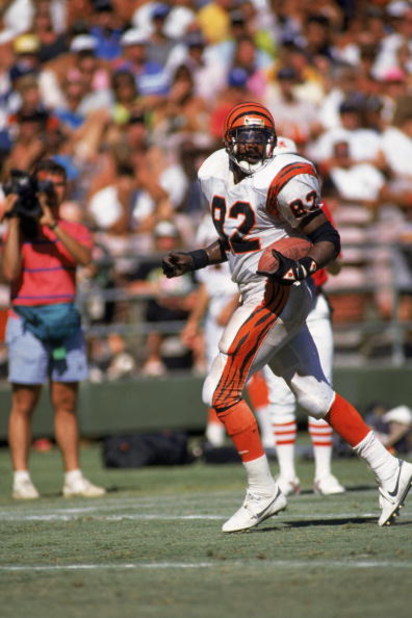 SAN DIEGO, CA - SEPTEMBER 16:  Tight end Rodney Holman #82 of the Cincinnati Bengals carries the ball against the San Deigo Chargers during the NFL game at Jack Murphy Stadium on September 16, 1990 in San Diego, California. The Bengals defeated the Charge