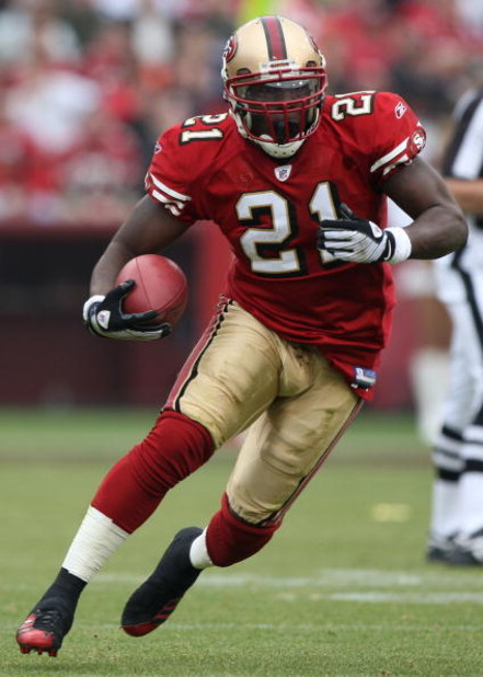 SAN FRANCISCO - DECEMBER 07:  Frank Gore #21 of the San Francisco 49ers runs against the New York Jets during an NFL game on December 7, 2008 at Candlestick Park in San Francisco, California.  (Photo by Jed Jacobsohn/Getty Images)