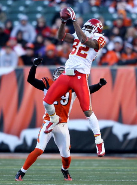 CINCINNATI - DECEMBER 28: Dwayne Bowe #82 of the Kansas City Chiefs catches a pass while defended by Leon Hall #29 of the Cincinnati Bengals during the NFL game on December 28, 2008 at Paul Brown Stadium in Cincinnati, Ohio. (Photo by Andy Lyons/Getty Ima