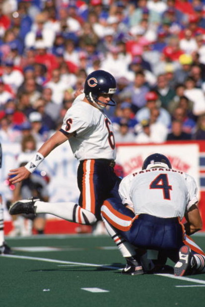 BUFFALO - SEPTEMBER 29:  Place kicker Kevin Butler #6 of the Chicago Bears kicks for a field goal during the game against the Buffalo Bills on September 29,1991 in Buffalo, New York. The Bills won 35-20.  (Photo by: Rick Stewart/Getty Images)