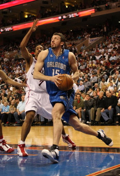 PHILADELPHIA - APRIL 30:  Hedo Turkoglu #15 of the Orlando Magic drives to the basket against the Philadelphia 76ers during Game Six of the Eastern Conference Quarterfinals at Wachovia Center on April 30, 2009 in Philadelphia, Pennsylvania. NOTE TO USER: 