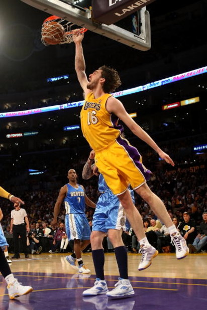 LOS ANGELES, CA - MAY 21:  Pau Gasol #16 of the Los Angeles Lakers dunks the ball in the first quarter against the Denver Nuggets in Game Two of the Western Conference Finals during the 2009 NBA Playoffs at Staples Center on May 21, 2009 in Los Angeles, C
